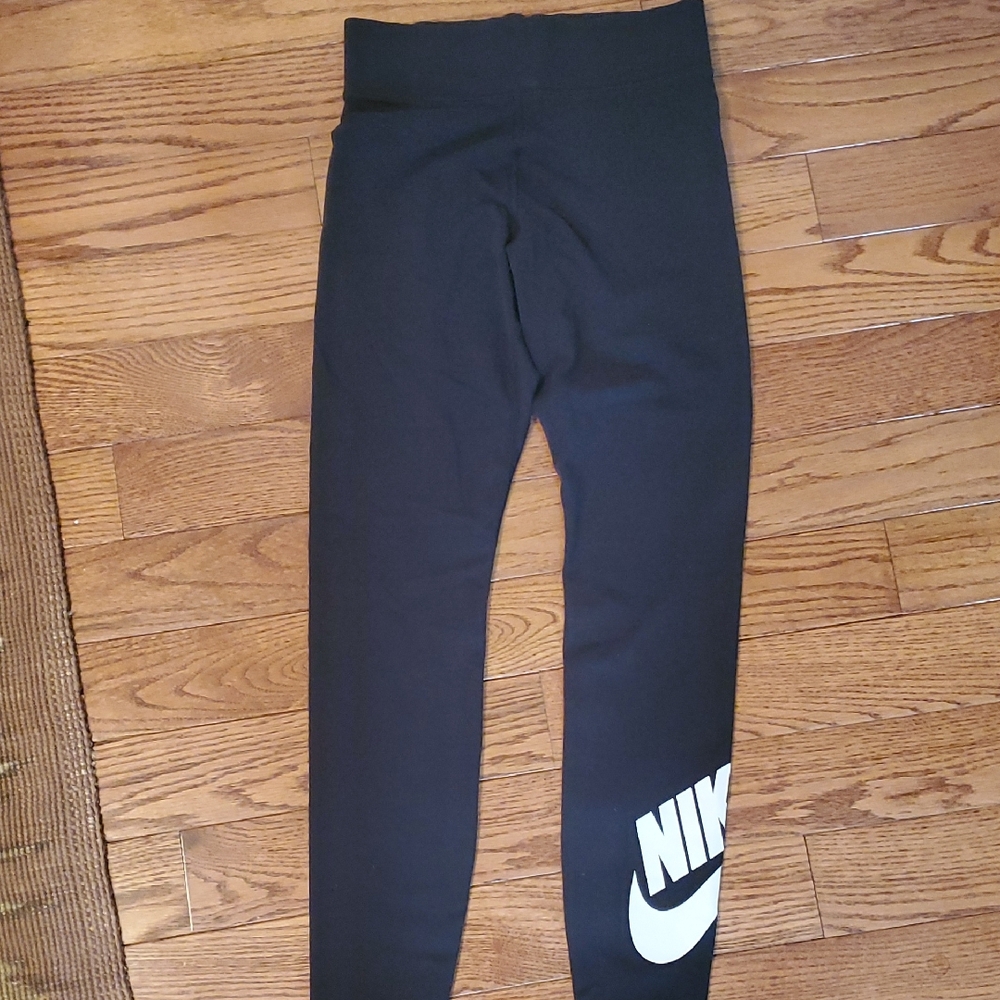 Nike Sportswear Classics

Women's High-Waisted Graphic Leggings